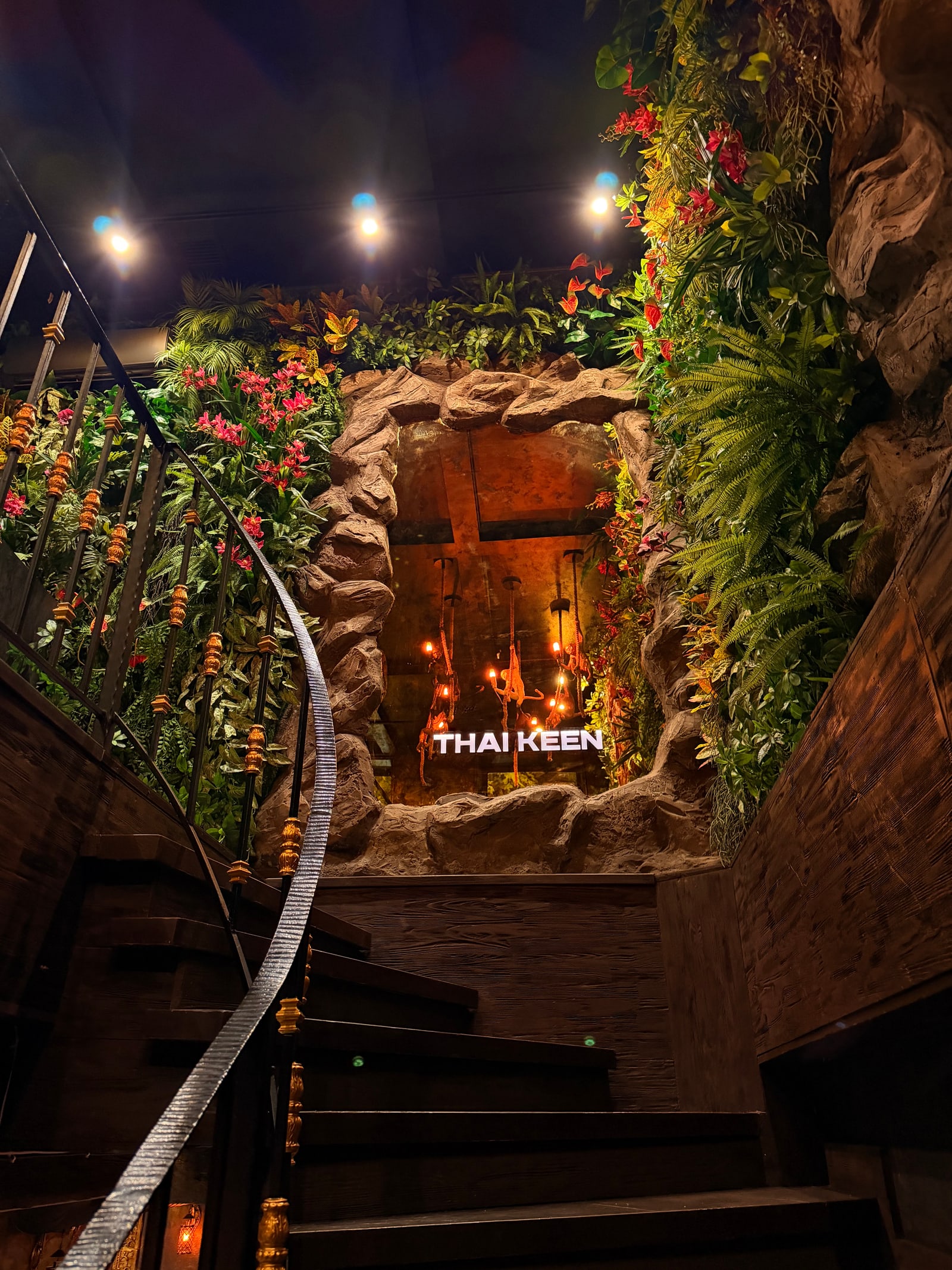 Лестница с зеленью и красными фонарями в THAI KEEN